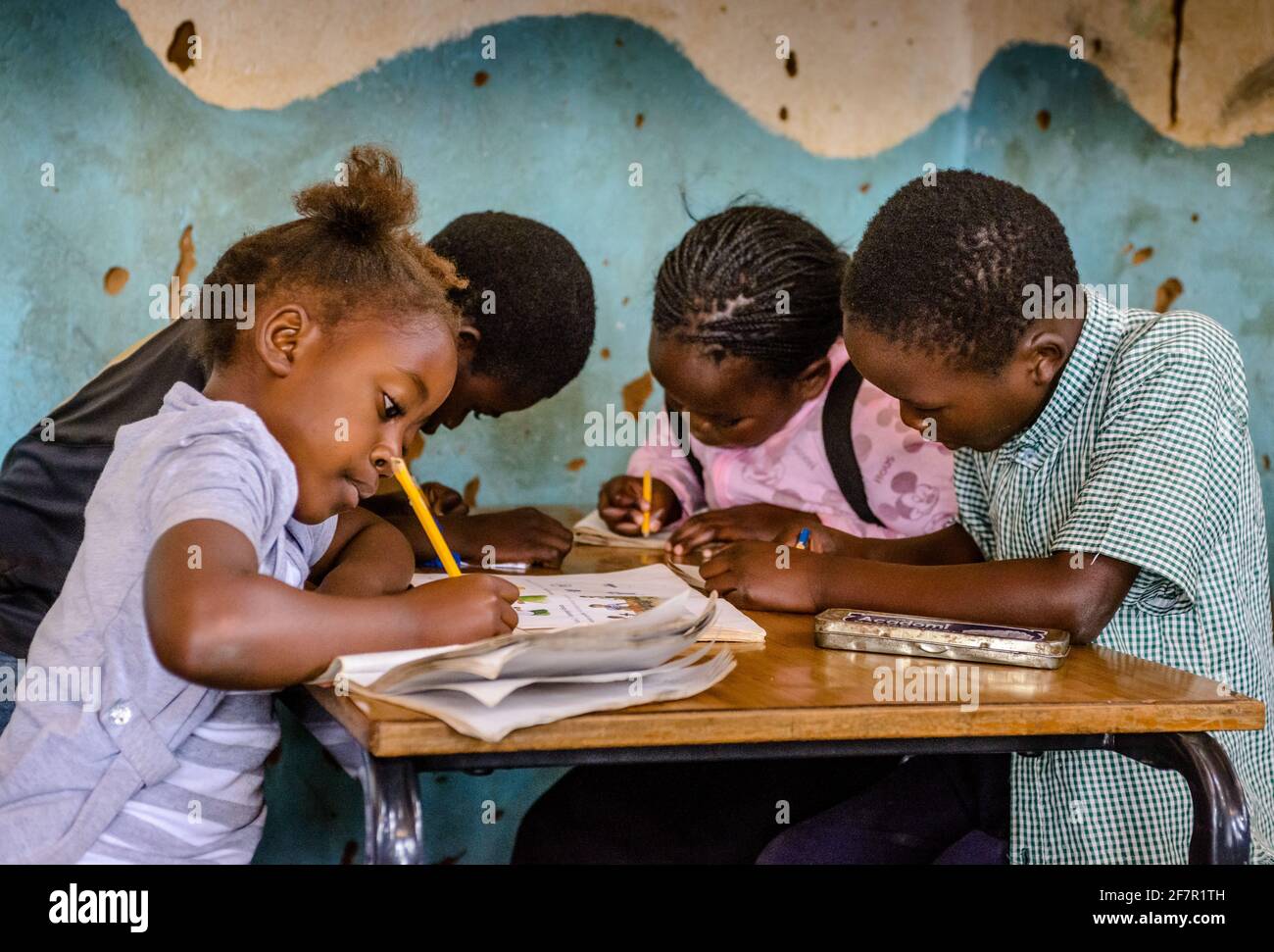 Bambini al lavoro in una scuola in Malawi, Africa Foto Stock