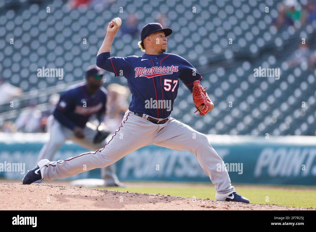 DETROIT, MI - 6 APRILE: Hansel Robles (57) dei Minnesota Twins piazzola contro i Detroit Tigers al Comerica Park il 6 aprile 2021 a Detroit, Mich Foto Stock