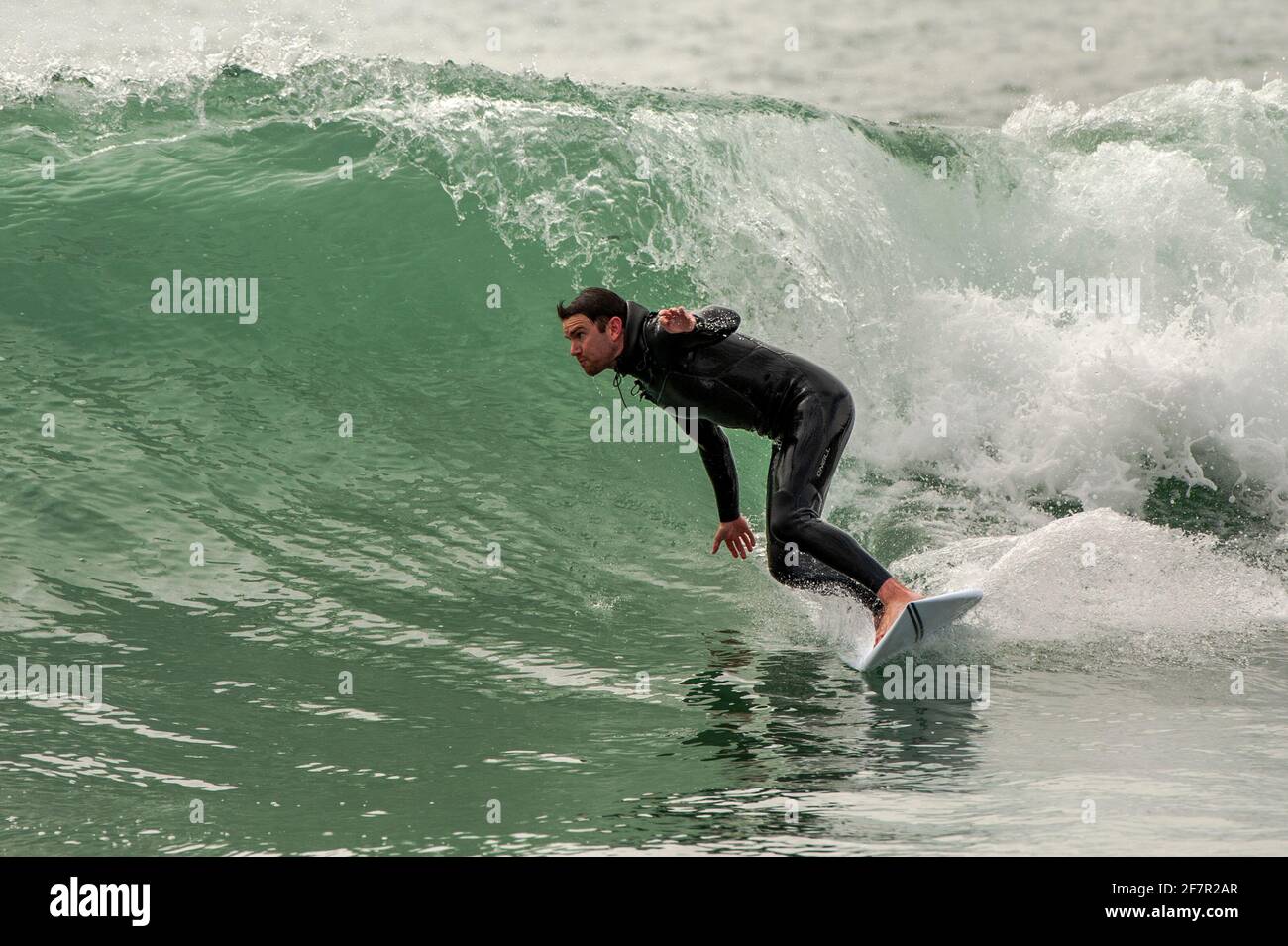 Long Strand, West Cork, Irlanda. 9 Apr 2021. Dylan Buckley, surfista con sede ad Ardfield, ha colto oggi l'occasione di prendere qualche onda a Long Strand Beach, vicino a Owenahincha, in un pomeriggio caldo ma sovrastato. Credit: AG News/Alamy Live News Foto Stock