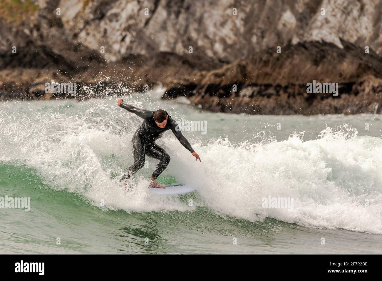 Long Strand, West Cork, Irlanda. 9 Apr 2021. Dylan Buckley, surfista con sede ad Ardfield, ha colto oggi l'occasione di prendere qualche onda a Long Strand Beach, vicino a Owenahincha, in un pomeriggio caldo ma sovrastato. Credit: AG News/Alamy Live News Foto Stock