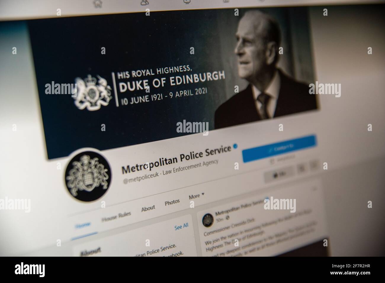 Londra, Regno Unito. 9 Apr 2021. Il Metropolitan Police Service ha reso omaggio al defunto Principe Filippo, Duca di Edimburgo, che questa mattina ha passato via all'età matura di 99 anni, cambiando il loro logo dei social media in tutto il nero e includendo un memoriale al Principe come loro banner di pagina Facebook. Credit: Ryan Underwood/Alamy Live News Foto Stock