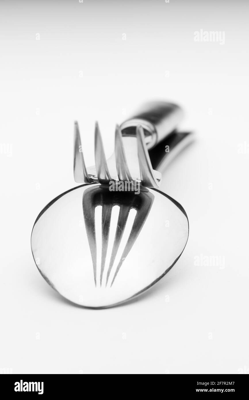 Una forchetta su un cucchiaio. Foto Stock