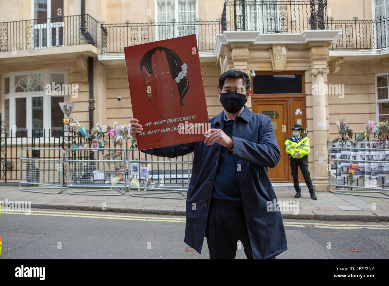 Un protetore anti colpo di stato che tiene un cartello esprimendo la sua opinione, fuori dell'ambasciata del Myanmar a Londra. L'ambasciatore nel Regno Unito Kyaw Zwar Minn, è stato negato l'ingresso all'edificio su Charles Street a Mayfair il mercoledì sera. Foto Stock