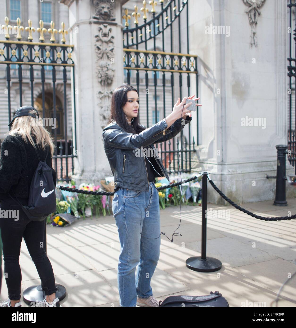 LONDRA, REGNO UNITO. 9 APRILE 2021: Una ragazza ha preso un selfie a Buckingham Palace dopo l'annuncio della morte del principe Filippo, Londra venerdì 9 aprile 2021. (Credit: Federico Maranesi) Credit: Federico Guerra Morán/Alamy Live News Foto Stock
