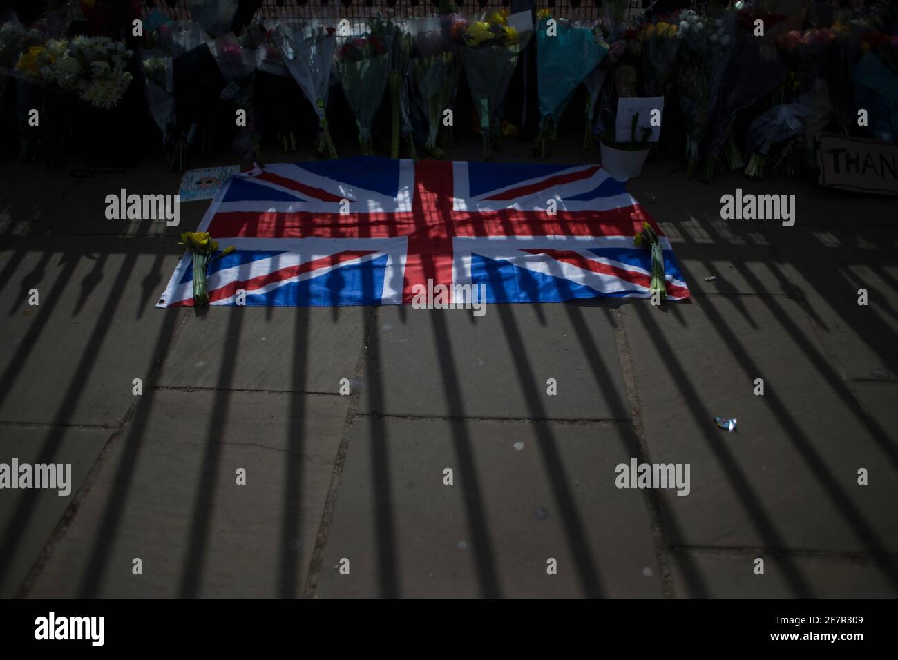 LONDRA, REGNO UNITO. 9 APRILE 2021: La bandiera britannica grande si trova sul pavimento a Buckingham Palace dopo l'annuncio della morte del principe Filippo, Londra venerdì 9 aprile 2021. (Credit: Federico Maranesi) Credit: Federico Guerra Morán/Alamy Live News Foto Stock