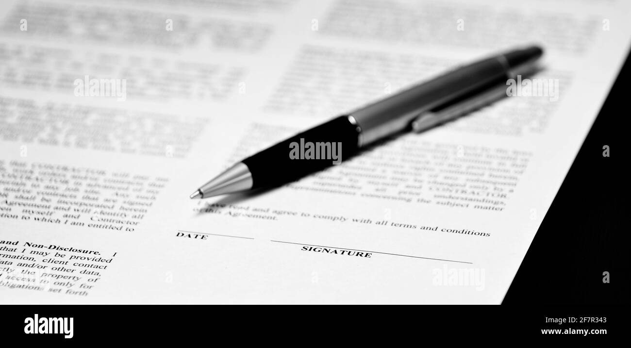 Contratto con la penna sulla scrivania la firma di transazione commerciale Foto Stock
