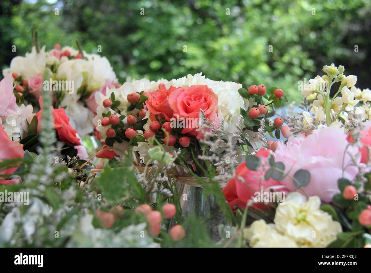 Splendidi bouquet di fiori di nozze a tema mare tra cui rose, bacche e stelle marine sono visti a Cape May, New Jersey nel mese di giugno. Foto Stock