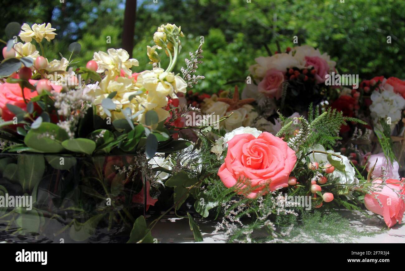 Splendidi bouquet di fiori di nozze a tema mare tra cui rose, bacche e stelle marine sono visti a Cape May, New Jersey nel mese di giugno. Foto Stock