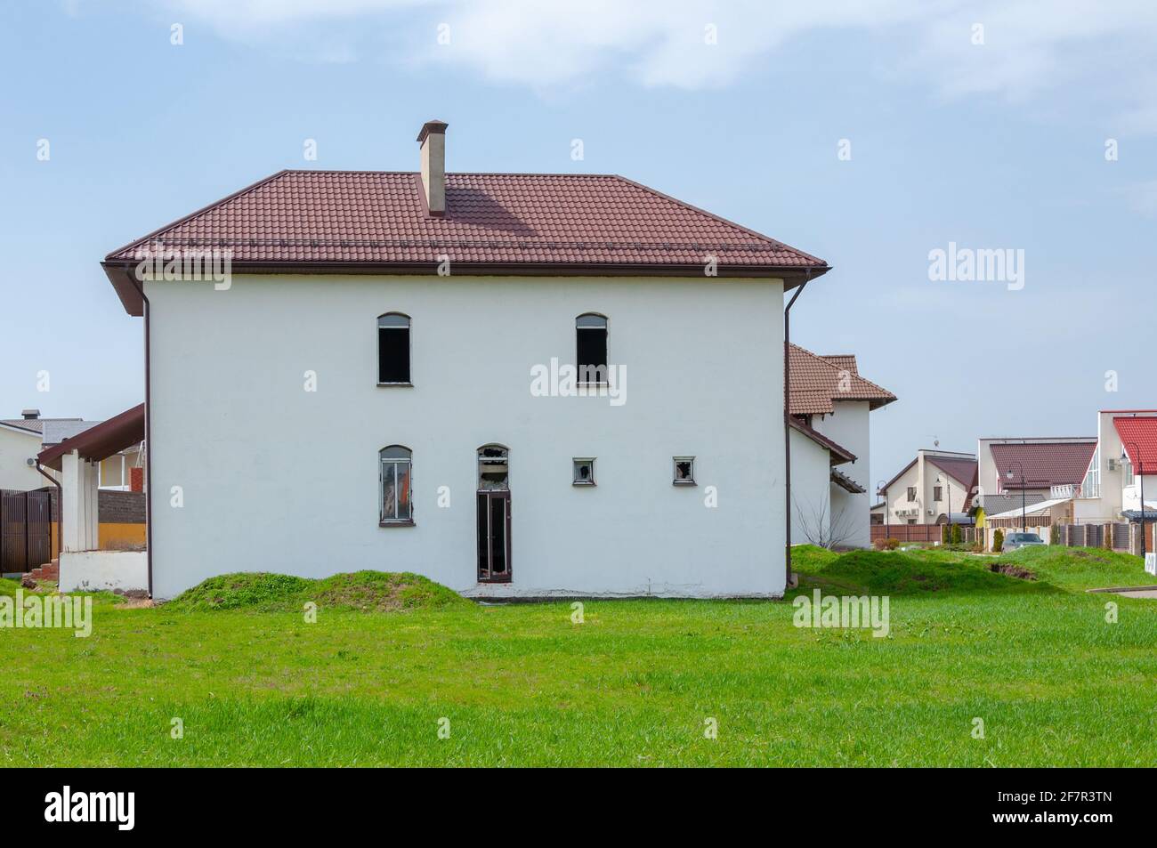 Tipico edificio di appartamenti suburbani in affitto. Quartiere accogliente. Suburban Street. Sviluppo immobiliare Foto Stock