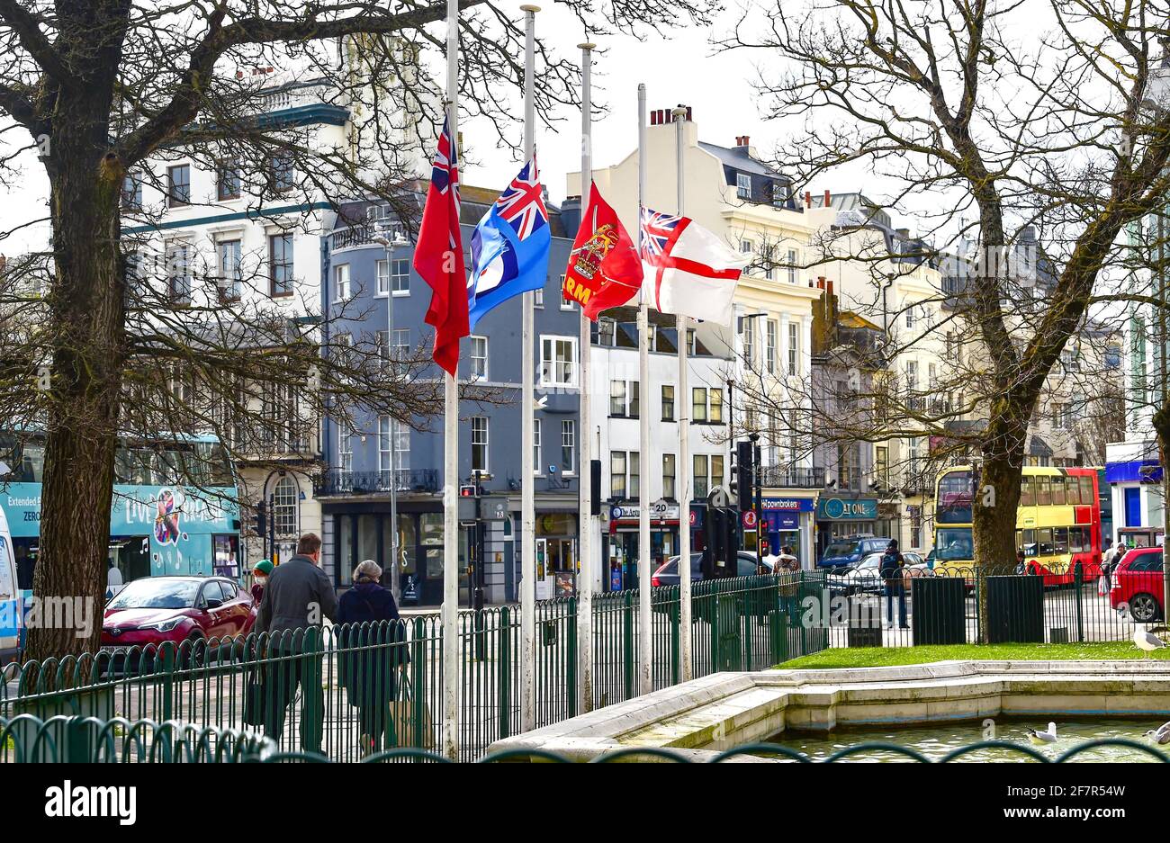 Brighton, Regno Unito. 9 Apr 2021. Bandiere che volano a metà albero al memoriale di guerra di Brighton dopo l'annuncio della morte del principe Filippo il duca di Edimburgo oggi : accreditamento: Simon Dack/Alamy in tensione Notizie Foto Stock