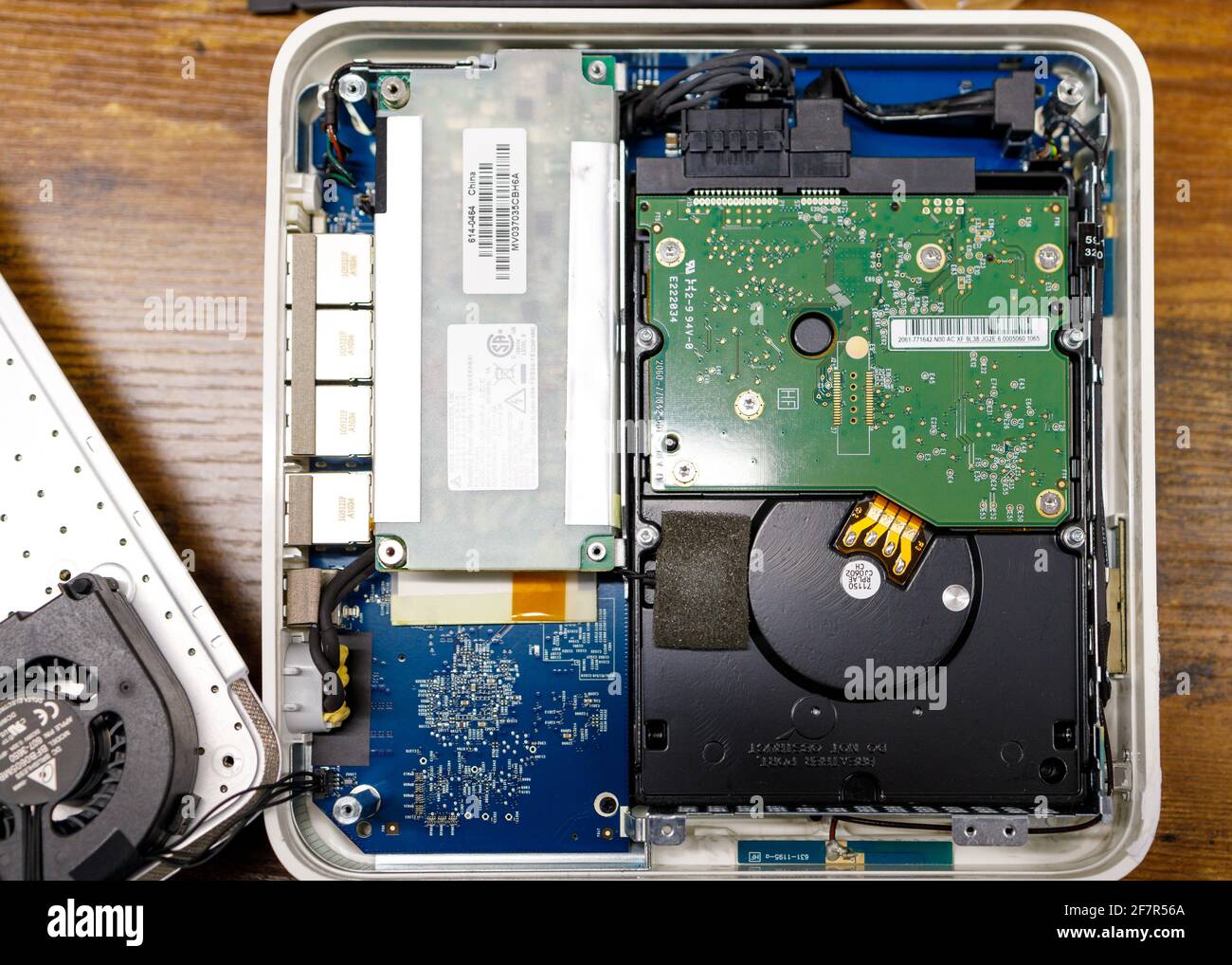 Newcastle UK: 16th marzo 2021: Riparazione di una vecchia Time Capsule Apple. Sostituire il disco rigido anziché acquistarne uno nuovo Foto Stock