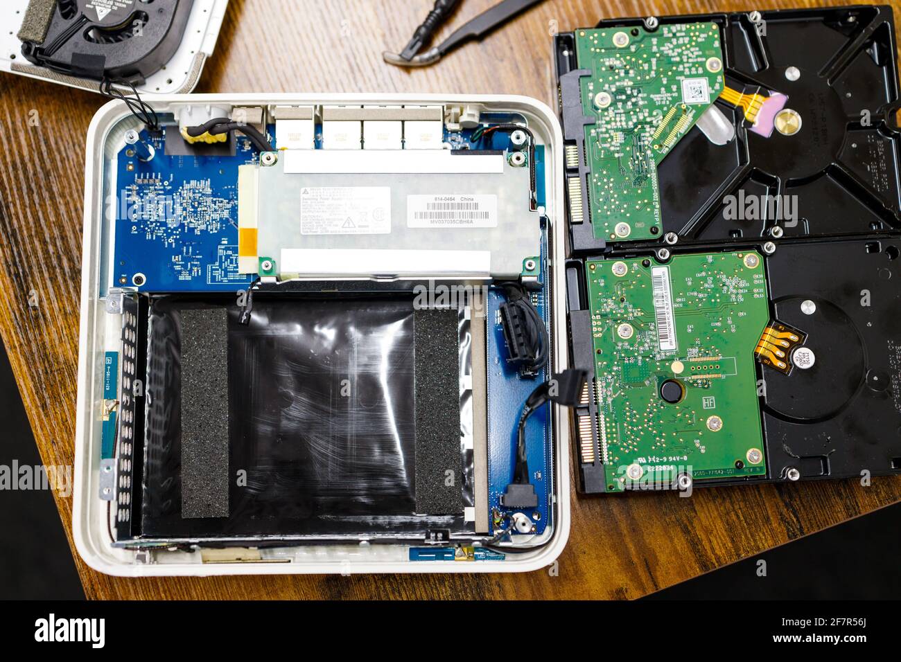 Newcastle UK: 16th marzo 2021: Riparazione di una vecchia Time Capsule Apple. Sostituire il disco rigido anziché acquistarne uno nuovo Foto Stock