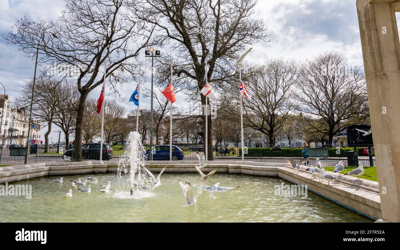 Brighton UK 9 aprile 2021 - bandiere che volano a metà albero al memoriale di guerra di Brighton dopo l'annuncio della morte del principe Filippo il duca di Edimburgo oggi: Credit Simon Dack / Alamy Live News Foto Stock