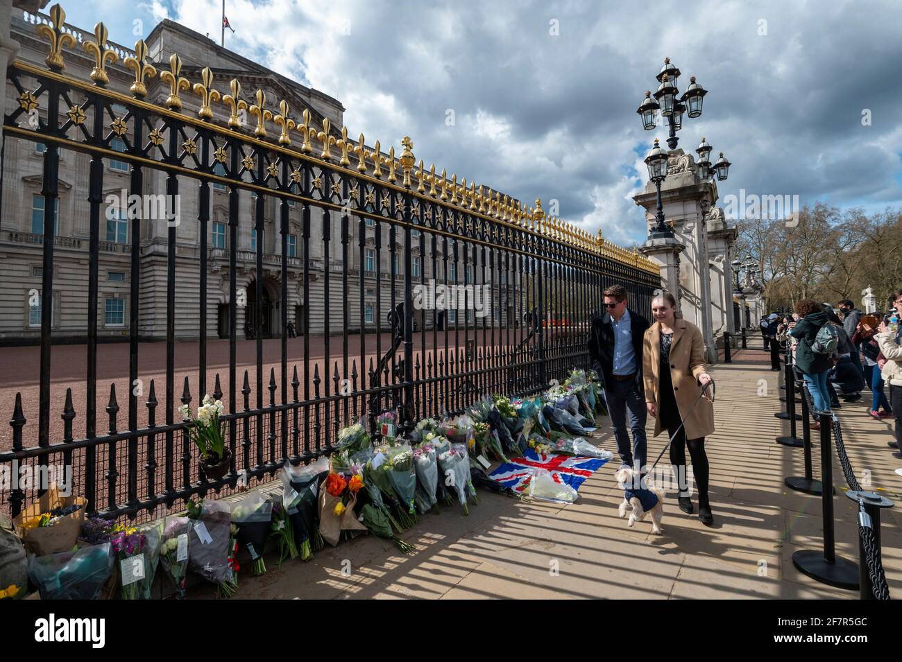 Londra, Regno Unito. 9 Apr 2021. Bene i wishers posano i fiori fuori Buckingham Palace dopo la morte del principe Filippo, di 99 anni, è stato annunciato. Credit: Stephen Chung/Alamy Live News Foto Stock