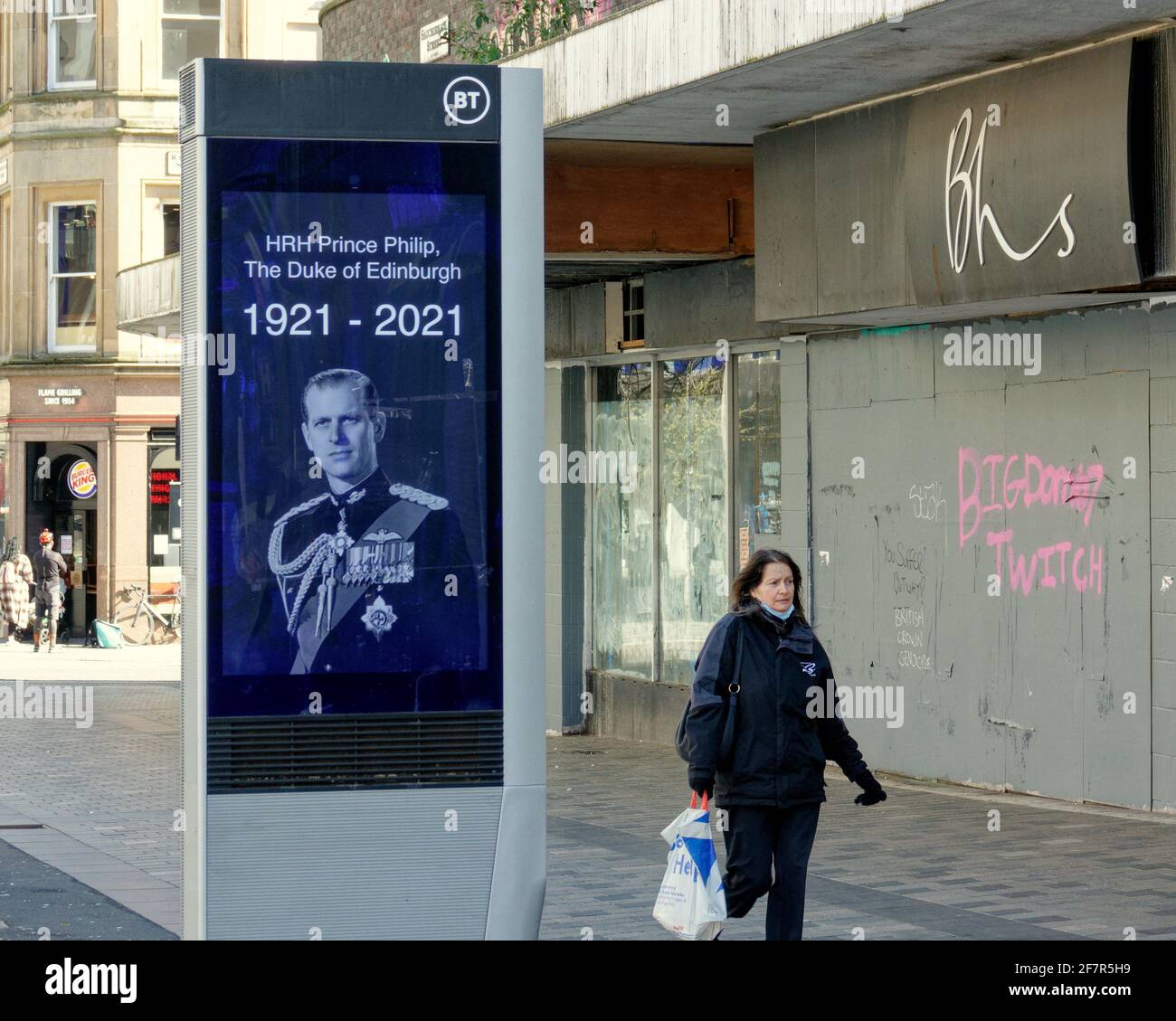 Glasgow, Scozia, Regno Unito. 9 Apr 2021. Il duca di edimburgo che passava via vide il tributo sui punti pubblicitari di sauchiehall Street tra i passanti acquirenti. Credit: gerard Ferry/Alamy Live News Foto Stock