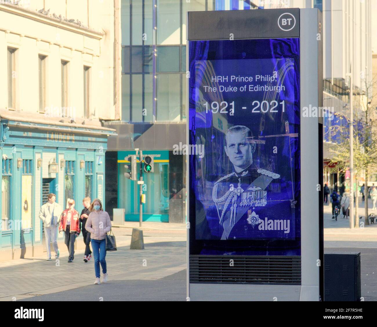 Glasgow, Scozia, Regno Unito. 9 Apr 2021. Il duca di edimburgo che passava via vide il tributo sui punti pubblicitari di sauchiehall Street tra i passanti acquirenti. Credit: gerard Ferry/Alamy Live News Foto Stock