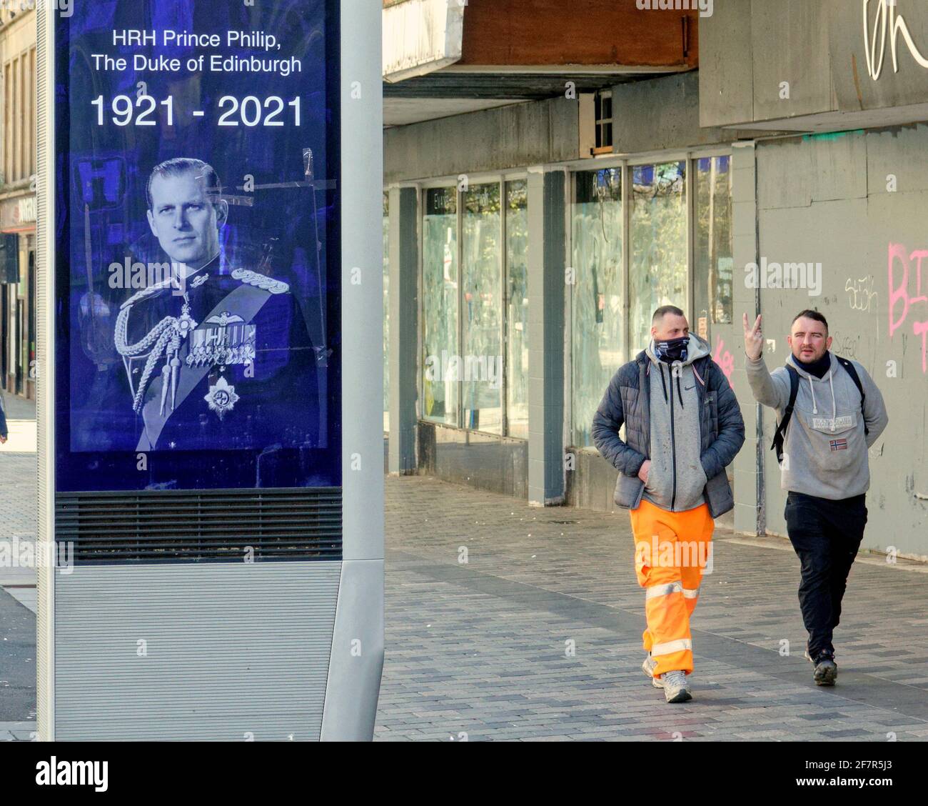 Glasgow, Scozia, Regno Unito. 9 Apr 2021. Il duca di edimburgo che passava via vide il tributo sui punti pubblicitari di sauchiehall Street tra i passanti acquirenti. Credit: gerard Ferry/Alamy Live News Foto Stock