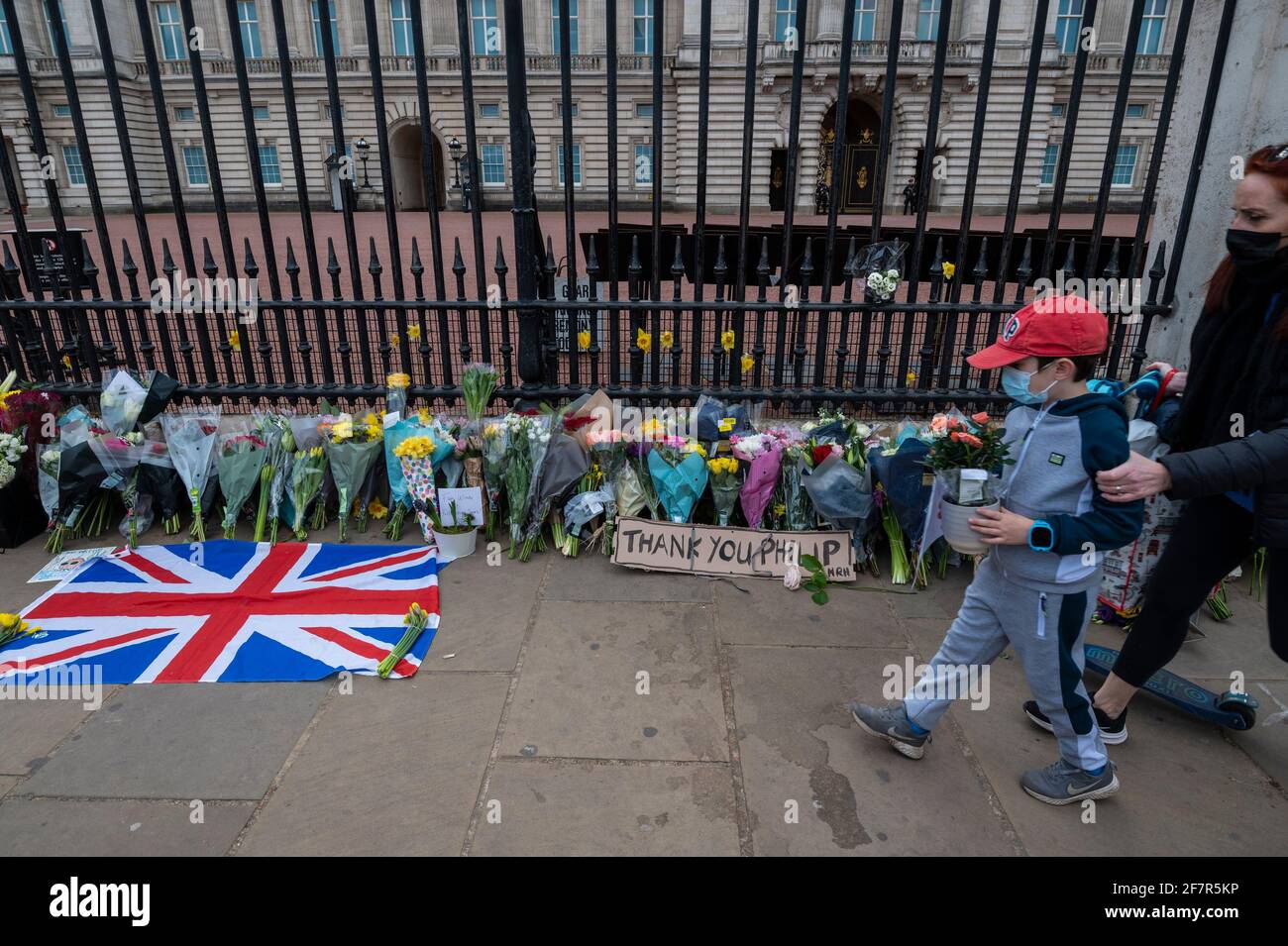 Londra, Regno Unito. 9 Apr 2021. Bene i wishers posano i fiori fuori Buckingham Palace dopo la morte del principe Filippo, di 99 anni, è stato annunciato. Credit: Stephen Chung/Alamy Live News Foto Stock