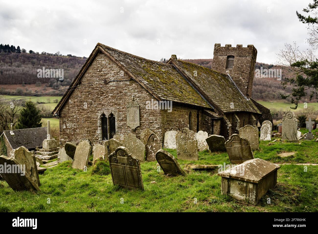 St Martin's church, Cwmyoy, noto come la "Chiesa storte', nei pressi di Abergavenny, Monmouithshire, Wales, Regno Unito Foto Stock