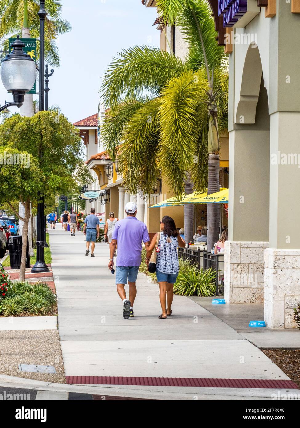 Persone su Venice Avenue nel centro di Venezia Florida USA Foto Stock