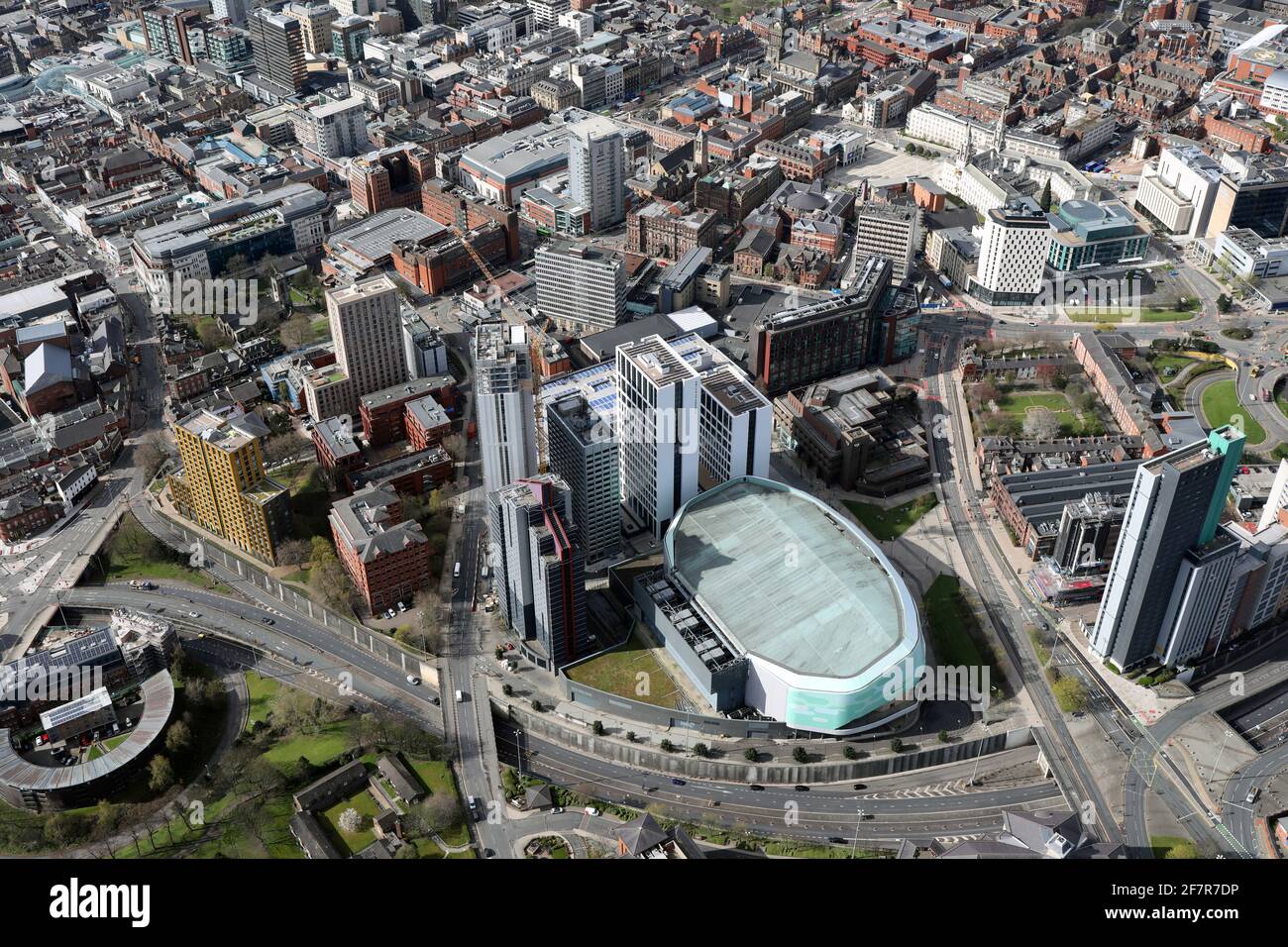 Vista aerea dal Nord Est verso il centro di Leeds con la prima Direct Arena, Premier Inn e alloggi per studenti in primo piano Foto Stock