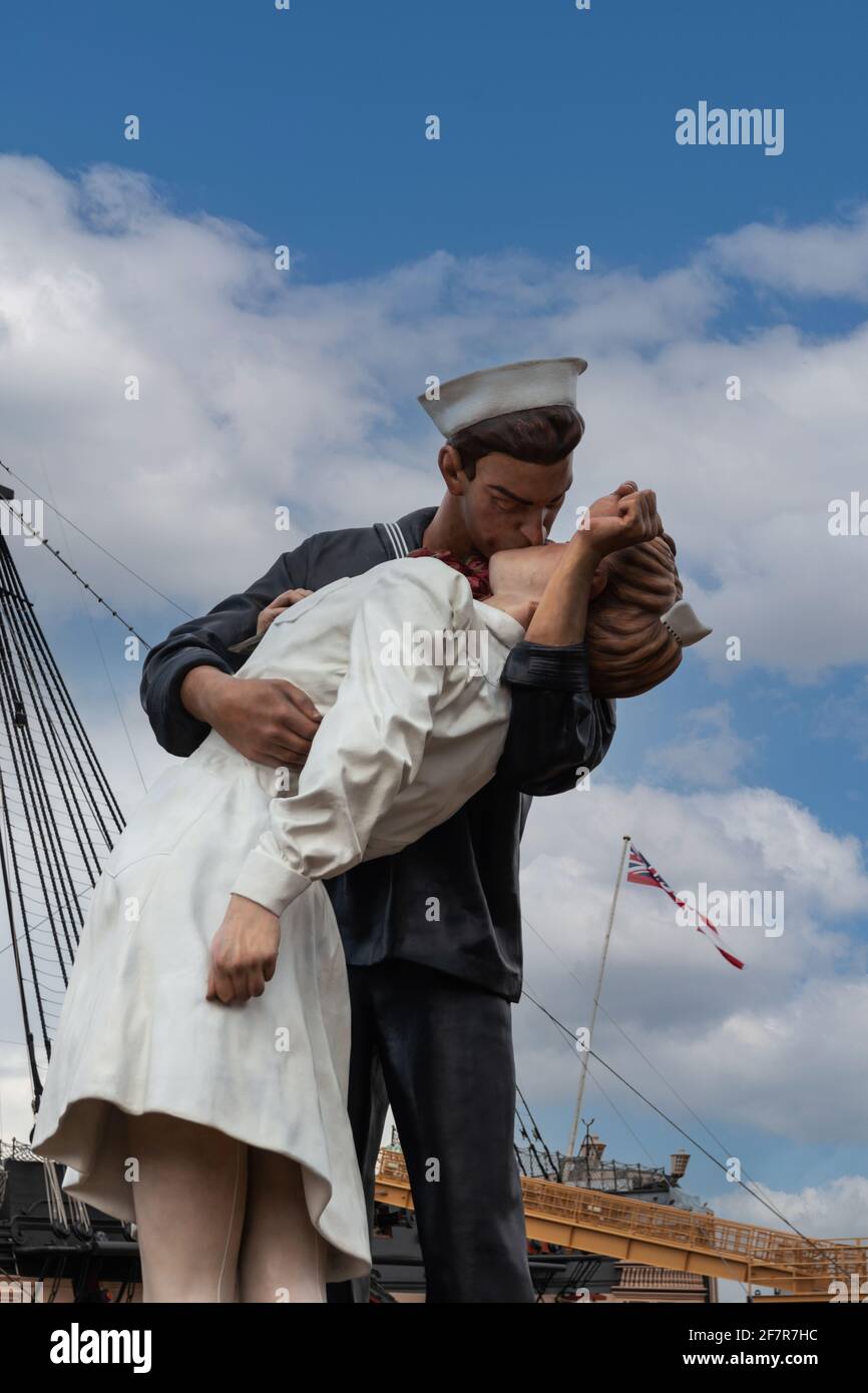 La statua del marinaio che baciava una donna al Fine della guerra sulla base della foto di Alfred Eisenstaedt Foto Stock