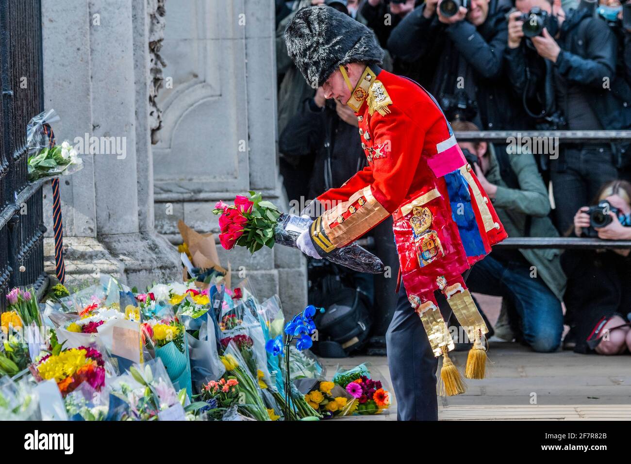 Londra, Regno Unito. 9 Apr 2021. Un eccentrico in una falsa uniforme sostiene di essere responsabile della Guardia Regine come egli esprime il suo dolore e il suo sostegno - come il principe Filippo muore a 99. Credit: Guy Bell/Alamy Live News Foto Stock