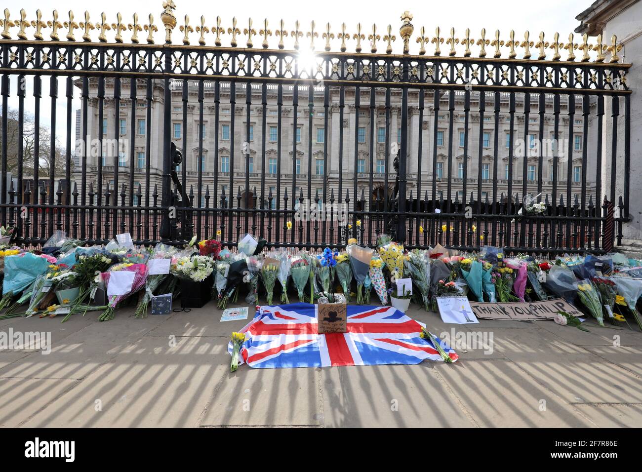 Londra, Regno Unito. 9 Apr 2021. Tributi floreali da parte della gente a Buckingham Palace dopo l'annuncio della morte del principe Filippo di credito: Paul Brown/Alamy Live News Foto Stock