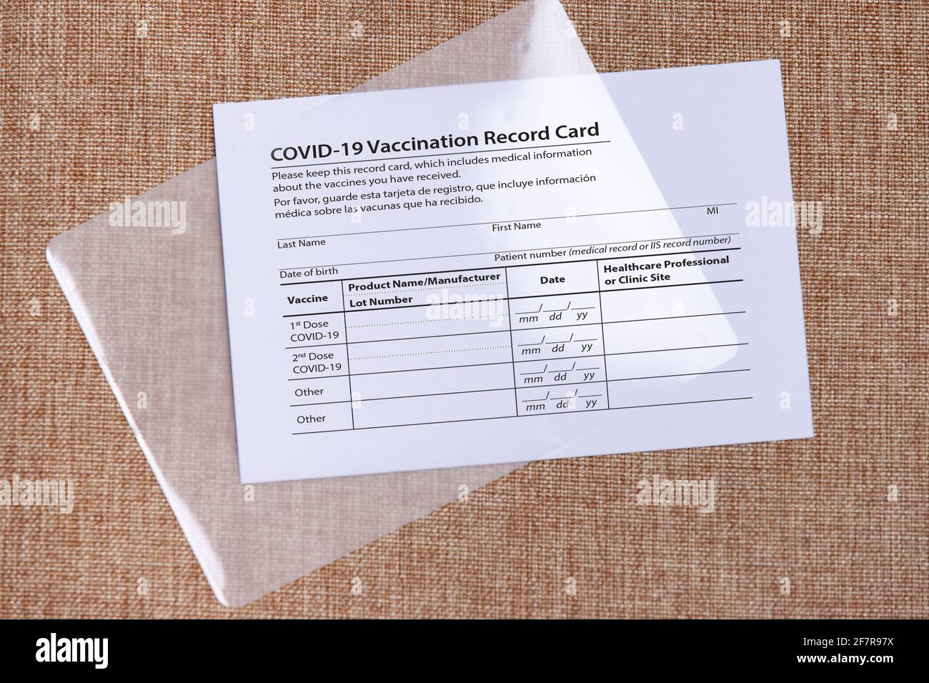 Scheda di vaccinazione con coronavirus e lamina laminata. Concetto di viaggio sicuro e superamento del coronavirus. Foto di alta qualità Foto Stock