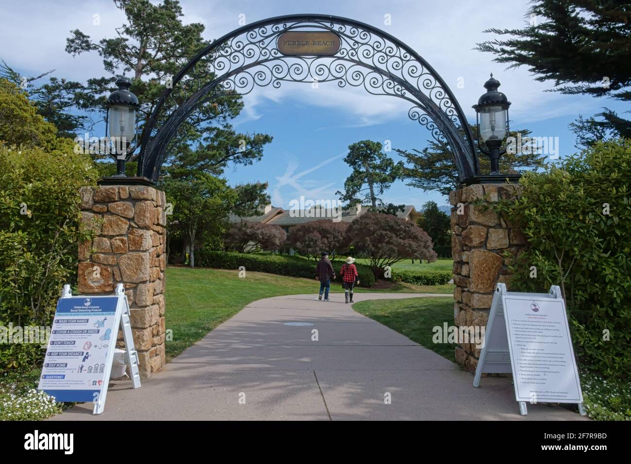 Pebble Beach, CA / USA - 4 aprile 2021: Un arco di metallo sopra un ingresso al famoso Pebble Beach Golf Links e resort è mostrato in una vista diurna. Foto Stock