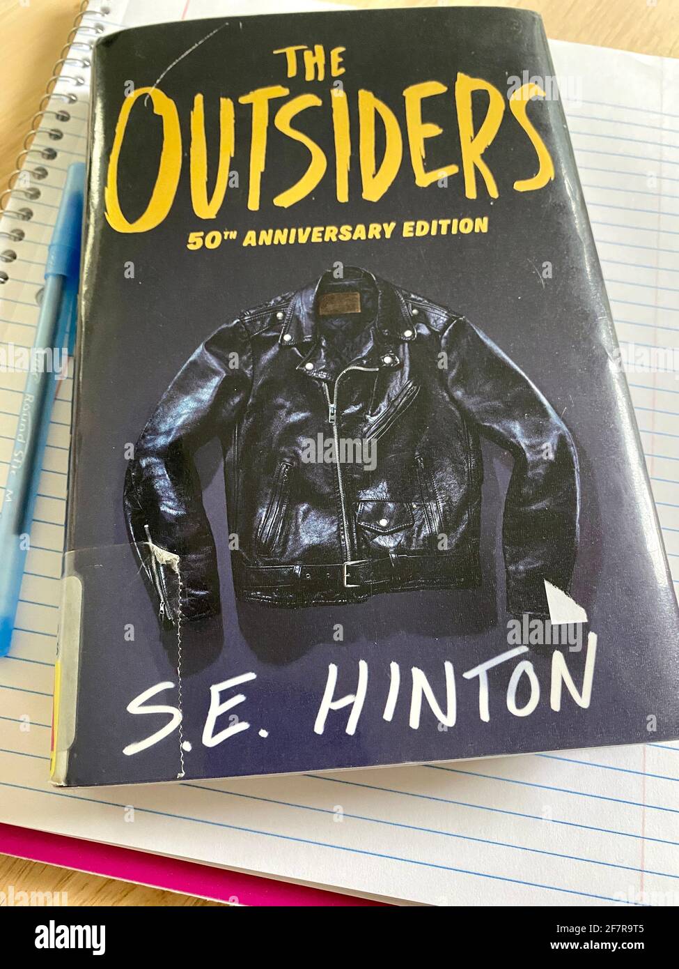 The Outsiders (50th Anniversary Edition) di se Hinton - il romanzo del 1967. Foto Stock