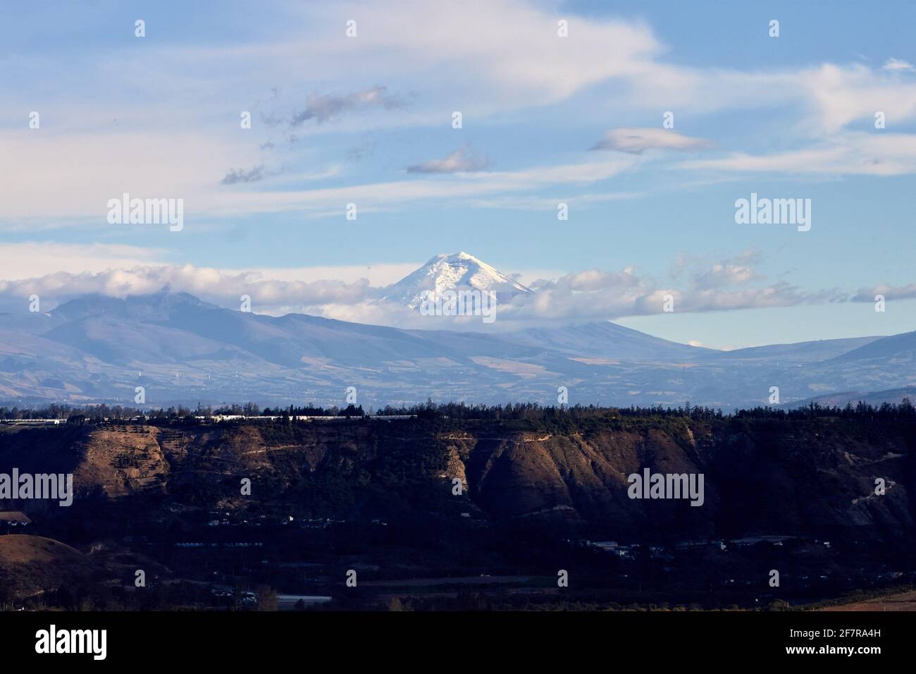 Vulcano Cayambe da un lontano raod (Ecuador) Foto Stock