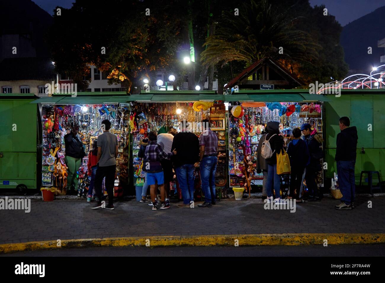 Persone in uno stallo a Banos, in una serata estiva (Ecuador) Foto Stock