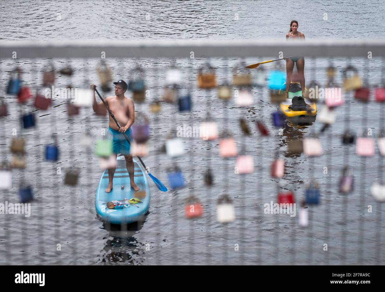 Stand-up paddler auf der Hamburger Alster. Foto Stock