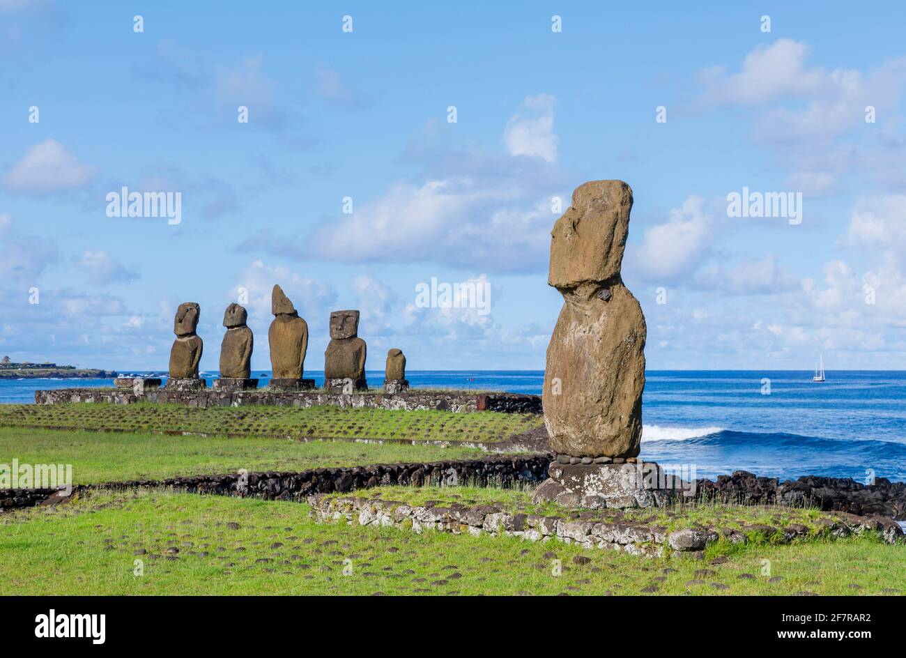 AHU Tahai e AHU Vai Ure moai (statue) con le spalle alla costa dell'Oceano Pacifico a Tahai, Hanga Roa, Isola di Pasqua (Rapa Nui), Cile Foto Stock