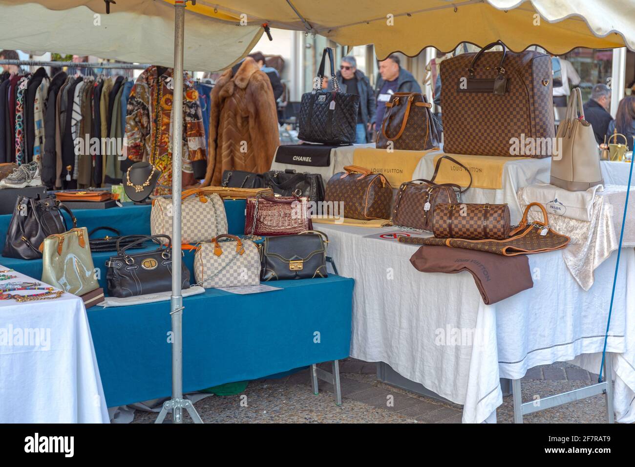 Cannes, Francia - 28 gennaio 2018: Borse da designer d'epoca in vendita presso l'antico mercato Stall a Cannes, Francia. Foto Stock