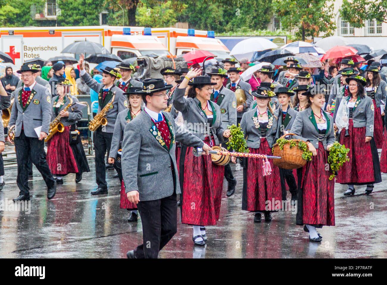 MONACO, GERMANIA - 17 SETTEMBRE 2016: Partecipanti alla sfilata annuale di apertura dell'Oktoberfest di Monaco. Foto Stock