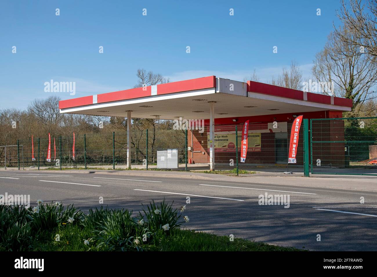 Vescovi Waltham, Hampshire, Inghilterra, Regno Unito. 2021. Un ex distributore di benzina e un impianto di lavaggio auto in disuso vicino al centro città. Foto Stock