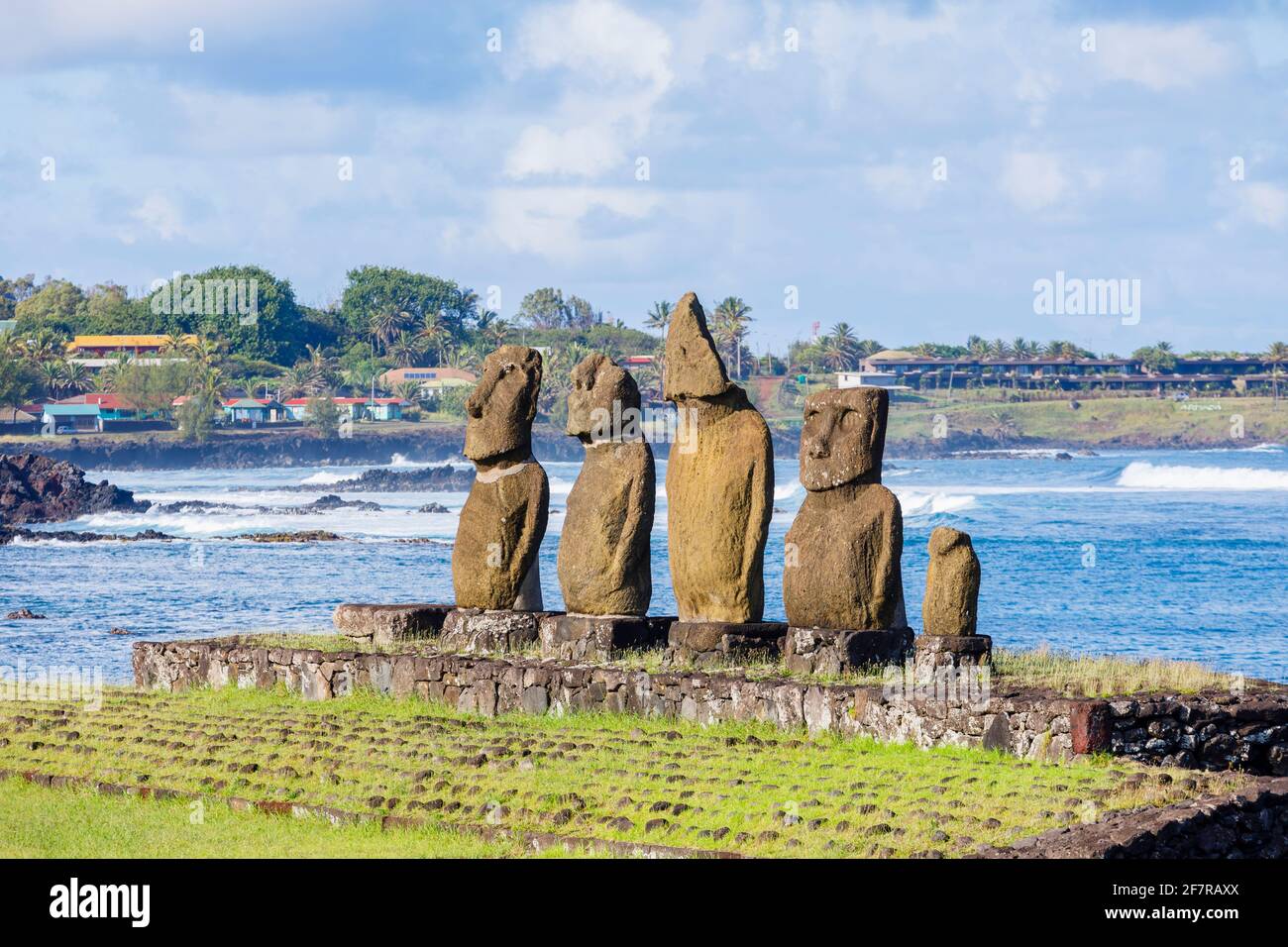 AHU Vai Ure moai (statue) con le spalle alla costa dell'Oceano Pacifico a Tahai, Hanga Roa, Isola di Pasqua (Rapa Nui), Cile Foto Stock