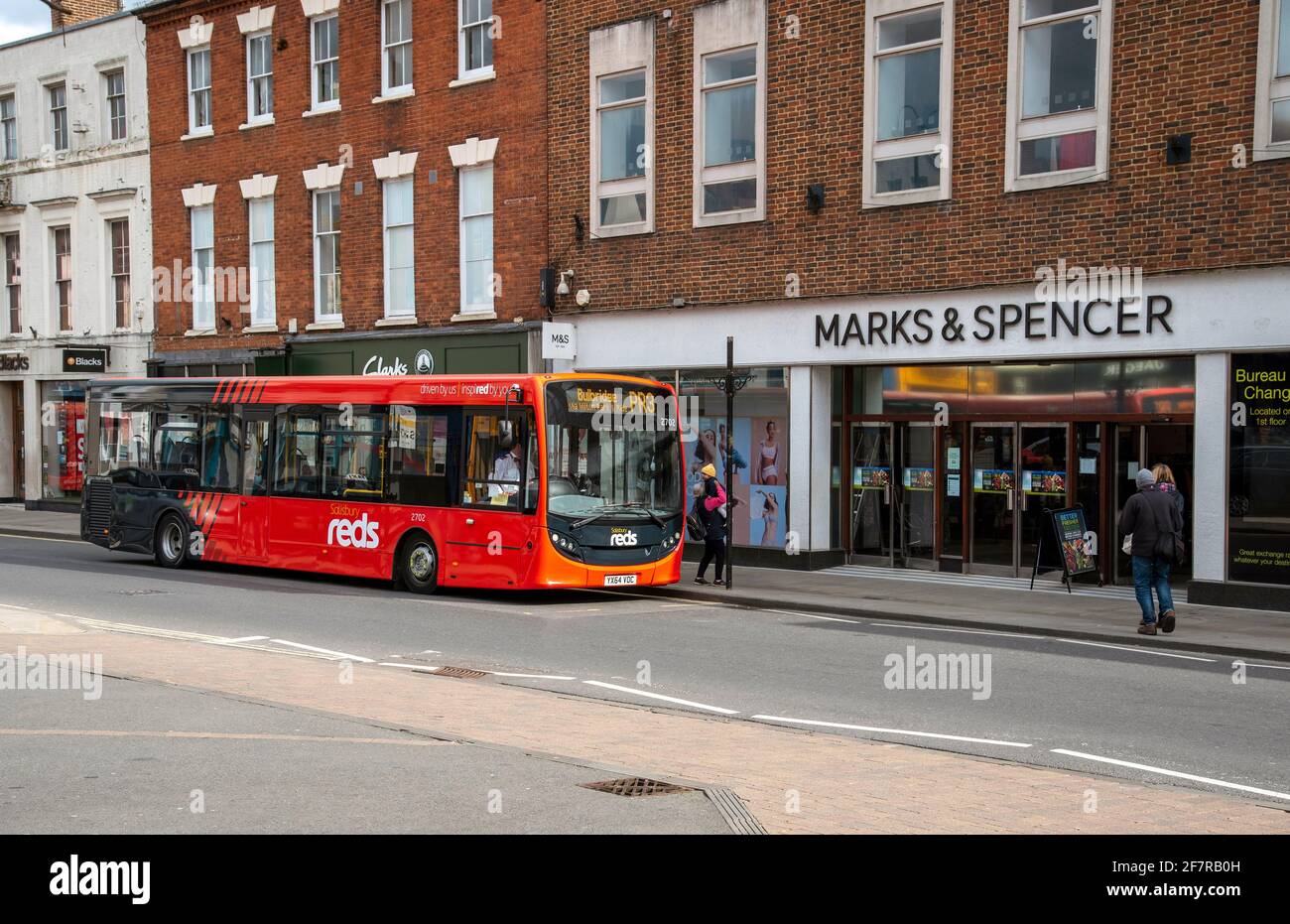 Salisbury, Wiltshire, Inghilterra, Regno Unito. 2021. Autobus rosso locale fuori dal negozio Marks and Spencer che è rimasto aperto durante la pandemia di covid a Salisbury Foto Stock