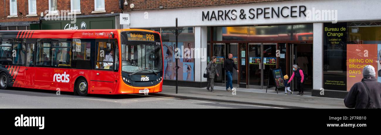 Salisbury, Wiltshire, Inghilterra, Regno Unito. 2021. Autobus rosso locale fuori dal negozio Marks and Spencer che è rimasto aperto durante la pandemia di covid a Salisbury Foto Stock