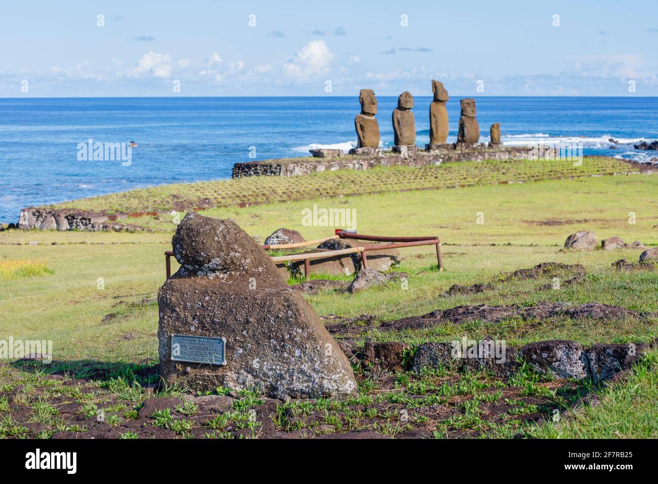 Lapide che commemora l'archeologo William Mulloy al complesso archeologico di Tahai e AHU Vai Ure moai, Hanga Roa, Isola di Pasqua (Rapa Nui), Cile Foto Stock