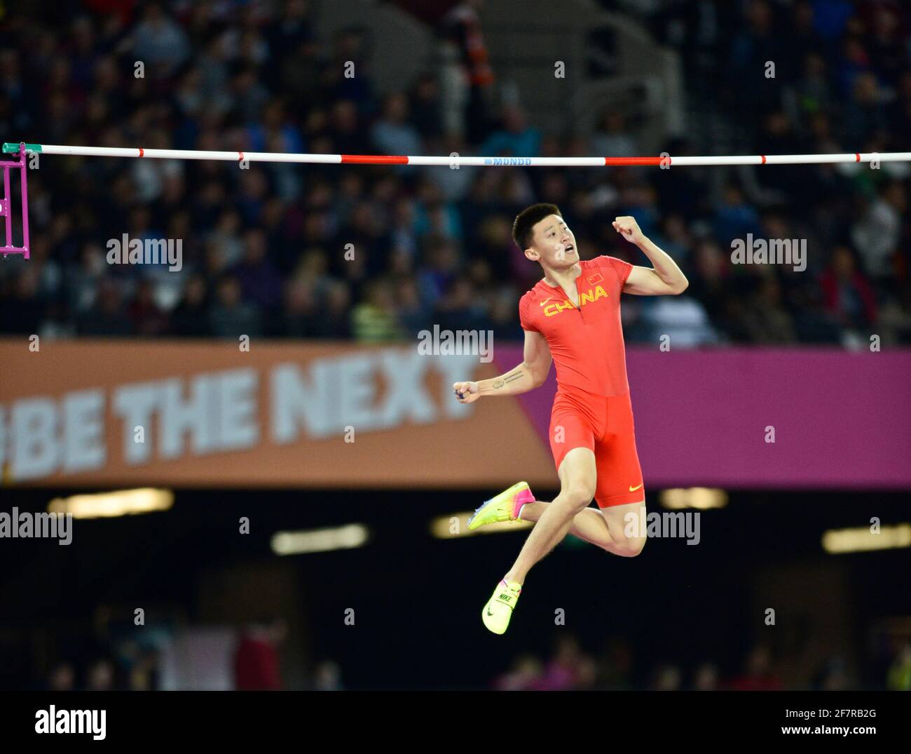 Changrui Xue (Cina). Pole Vault finale. IAAF Athletics World Championships, Londra 2017 Foto Stock