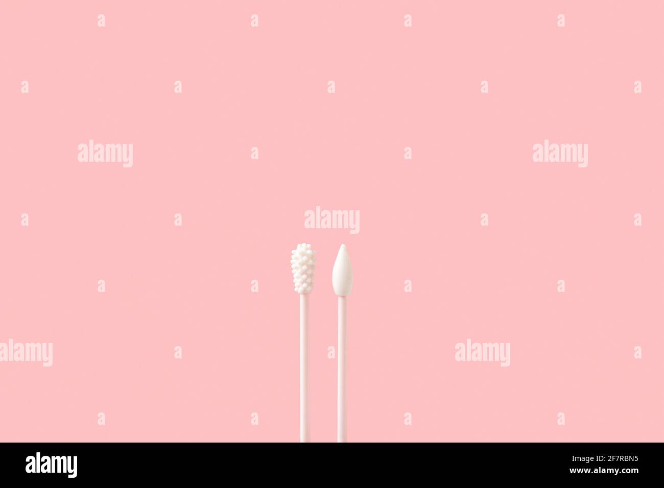Tampone in silicone riutilizzabile su fondo rosa. Alternativa alla posa piatta di boccioli di cotone Foto Stock