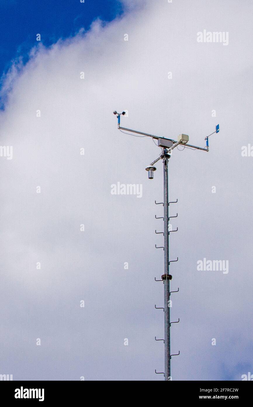 Belgio, stazione meteo IRM, Istituto Meteorologico reale, anenometro nel cielo. L'Anenometro è uno strumento utilizzato per misurare la velocità del vento Foto Stock