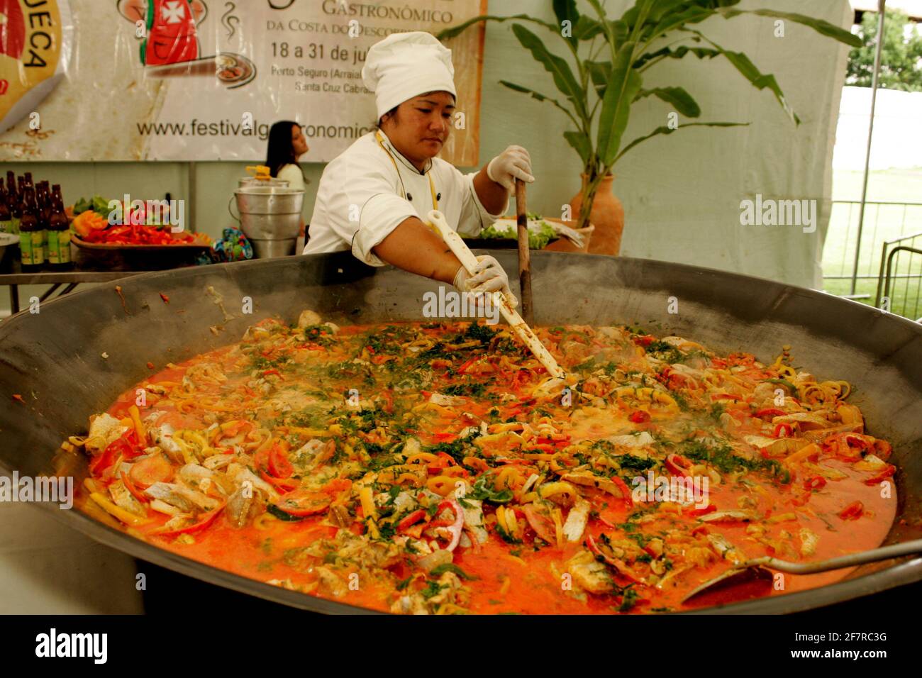 belmonte, bahia / brasile - 19 luglio 2009: capo cuoco prepara un gigante stufato di pesce nella città di Belmonte, nel sud di Bahia. Foto Stock