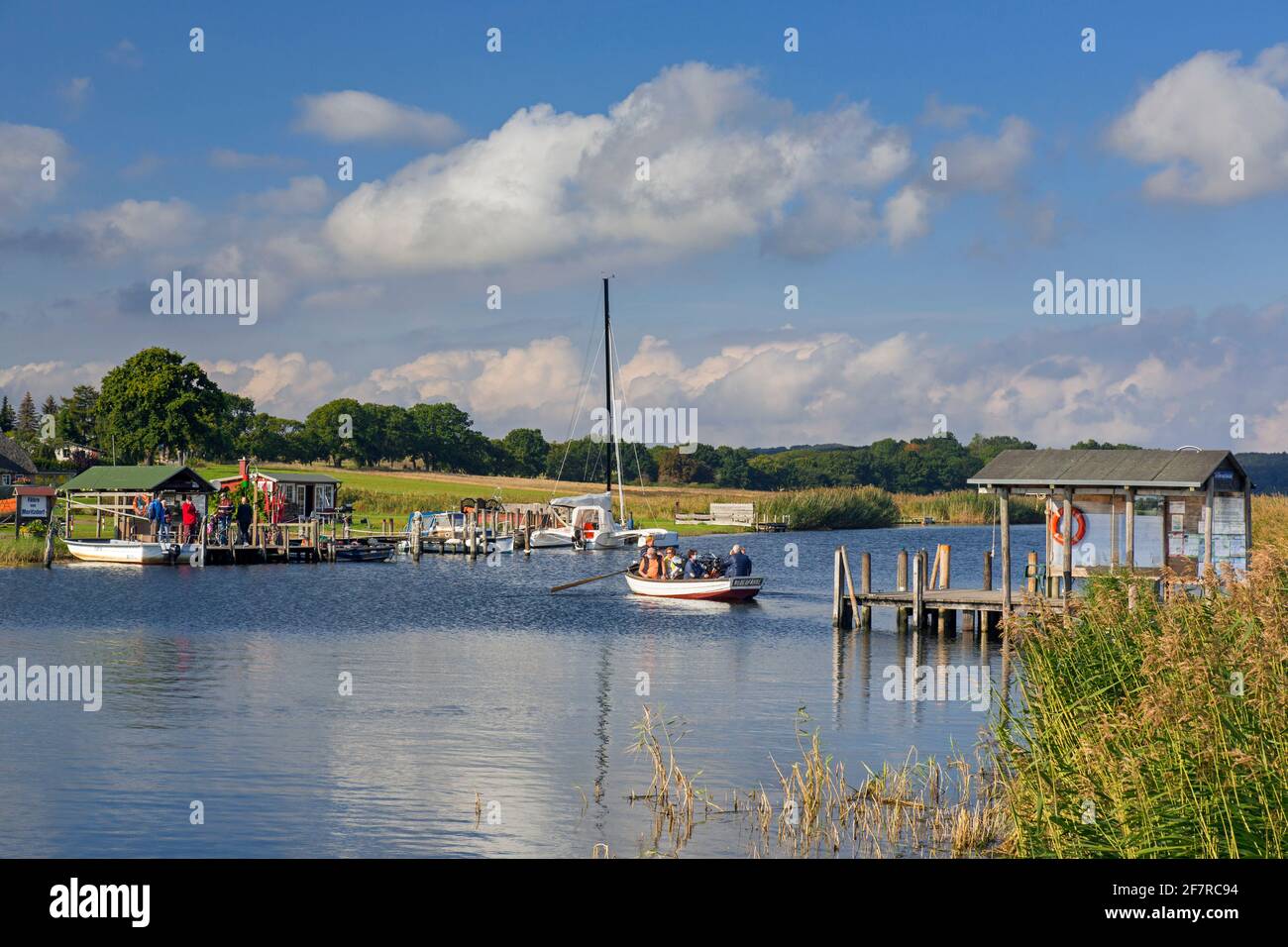 Moritzdorf traghetto passeggeri attraverso il Baaber Bek sull'isola Rügen / Ruegen, barca a remi che collega Baabe con Sellin a Meclemburgo-Vorpommern, Germania Foto Stock