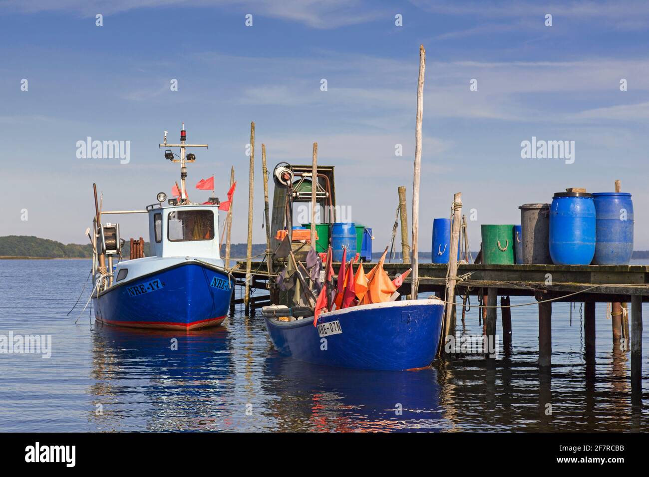 Barche da pesca ormeggiate lungo il molo di legno a Neu Reddevitz, Lancken-Granitz sull'isola di Rügen / Ruegen, Meclemburgo-Pomerania occidentale, Germania Foto Stock