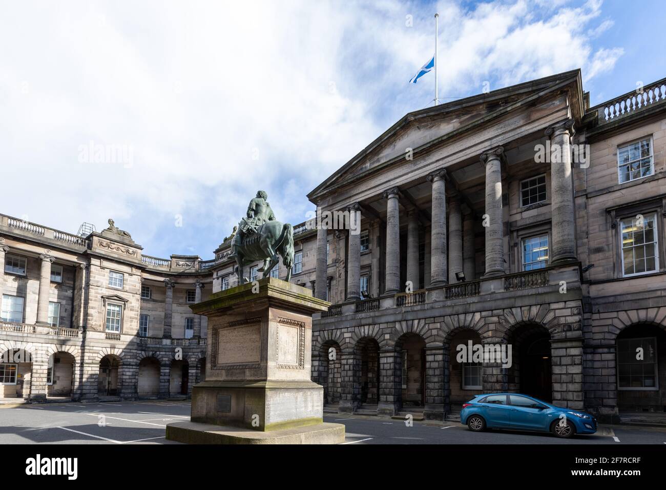 Edimburgo, Regno Unito. 9 Aprile 2021. Bandiere sugli edifici di Edimburgo volano a metà albero per il Duca di Edimburgo credito: David Coulson/Alamy Live News Foto Stock