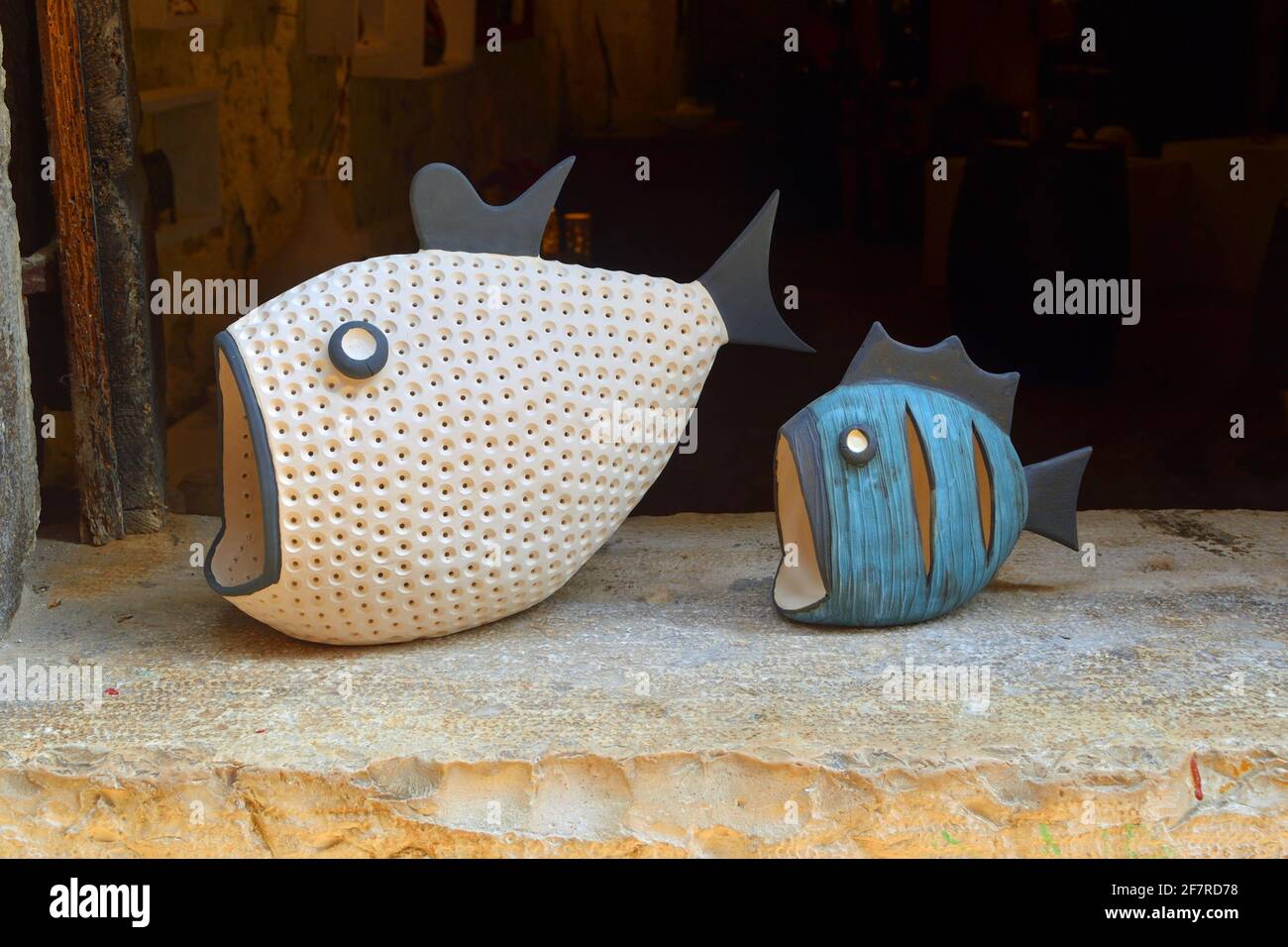 Decorazione di pesce in ceramica immagini e fotografie stock ad alta  risoluzione - Alamy